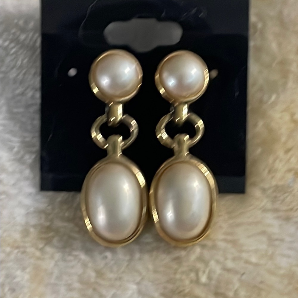Vintage Trifari Faux pearl dangle ear